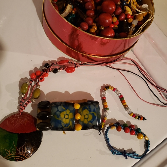 Beaded Necklace & Bracelet Jewlery Lot - Picture 3 of 5